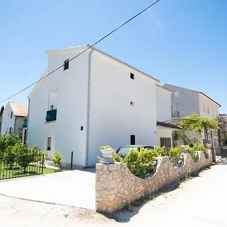 Apartment By The Sea Kastel Kambelovac, - 22444 *